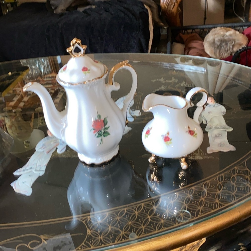 Vintage Kate Becker 1974 teapot and creamer in mint condition